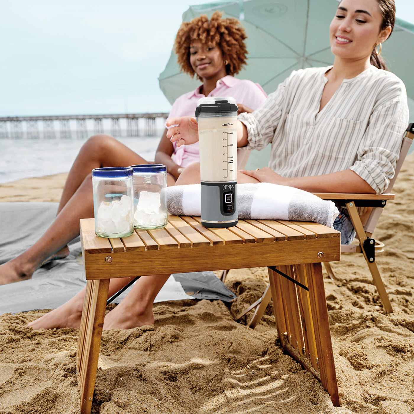 https://res.cloudinary.com/sharkninja/image/upload/f_auto,q_auto/v1697109553/Germany/Ninja/Products/BC151EUBK/lifestyle/Ninja-BC151BK-InUse-Beach-Women.jpg